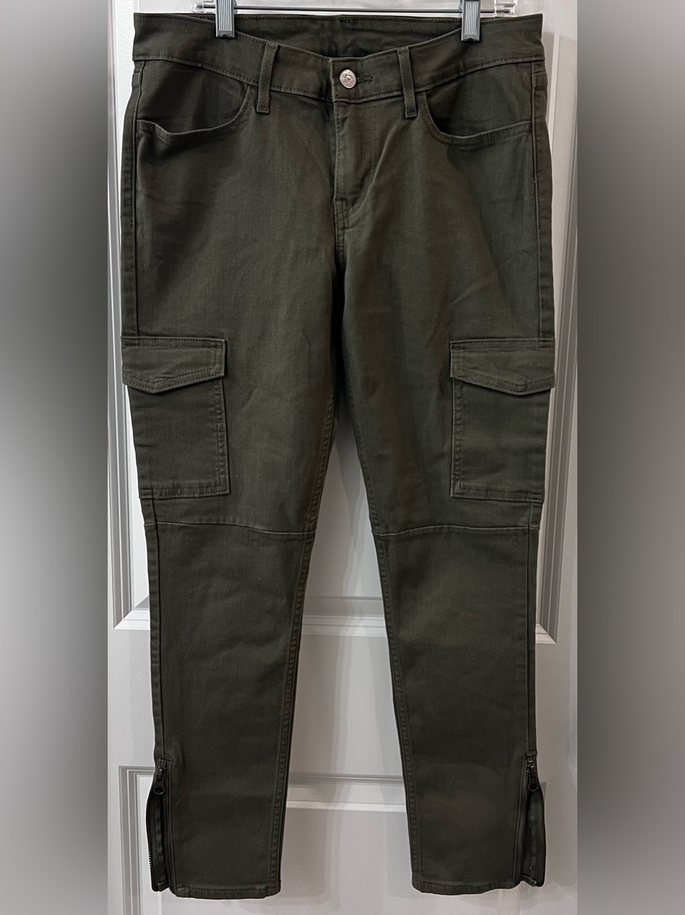 EUC Levi Strauss Olive Green Skinny Cargo Pants, 28